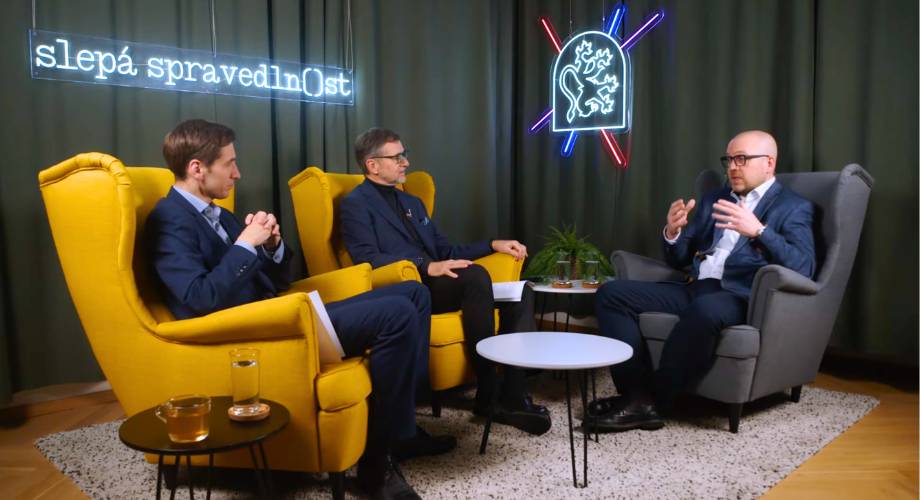 Podcast Slep&aacute; spravedlnost: Z&aacute;kulis&iacute; obhajoby b&iacute;l&yacute;ch l&iacute;mečků a politick&yacute;ch kauz